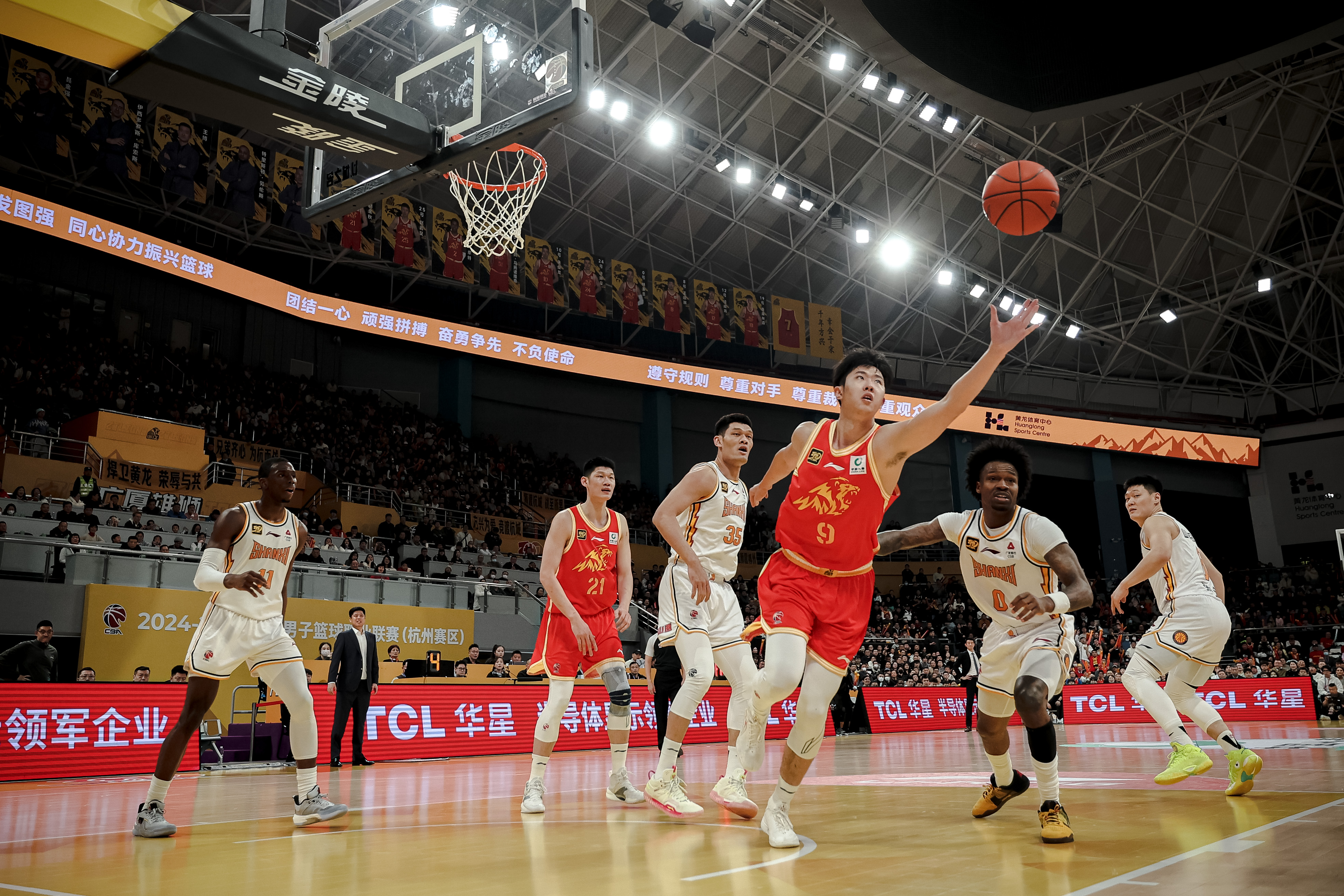 CBA常规赛集结日走向成谜；芝加哥公牛队长鼓劲；赛场秩序良好；资深球员宣示担当的简单介绍